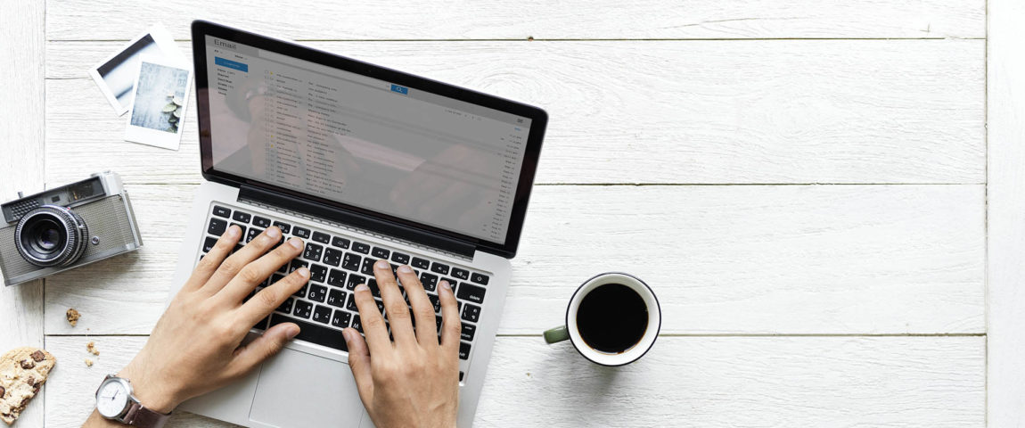 computer-laptop-wooden-table